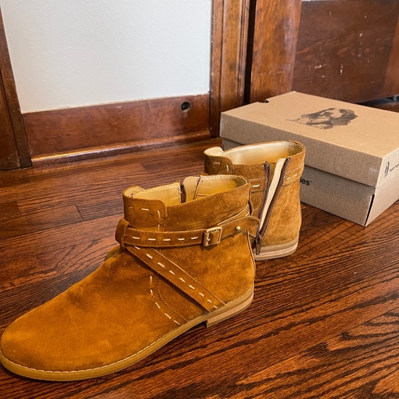Brand new Camel Suede Hushpuppies Boots In the Box - Size 8.5 - Picture 4 of 6